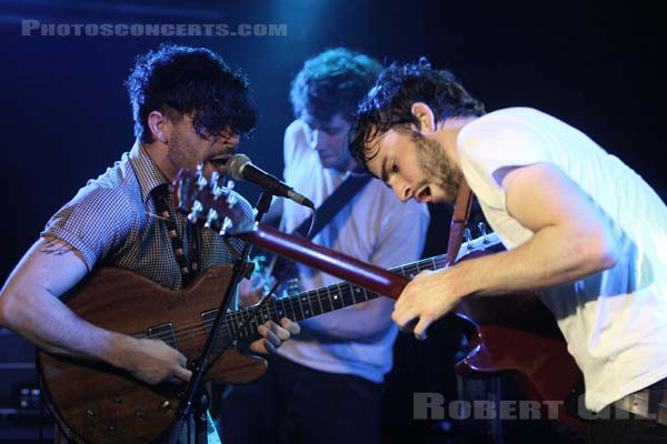 FOALS - 2007-11-09 - PARIS - La Boule Noire - Yannis Philippakis - Jimmy Smith - Walter Gervers